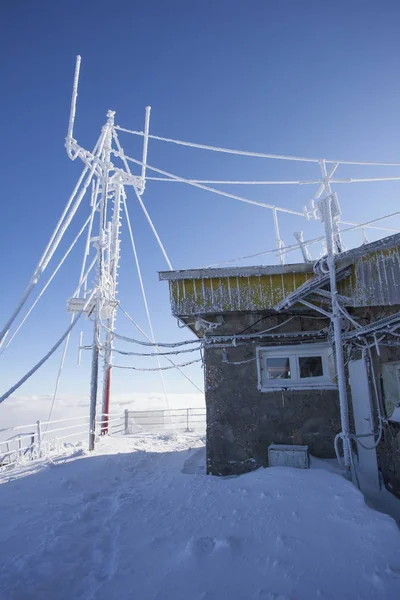 Weather Station Winter Landscape Ceahlau Romania Vertical View — Stock Photo, Image