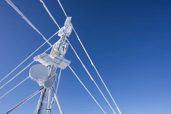 Antenli Donmuş Telli Direk Kışın Açık Mavi Gökyüzü — Stok fotoğraf