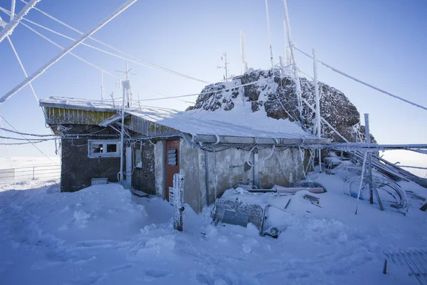 Stacja Meteorologiczna Zimowym Krajobrazie Ceahlau Rumunia — Zdjęcie stockowe