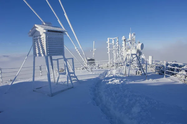 Stacja Meteorologiczna Zimowym Krajobrazie Ceahlau Rumunia — Zdjęcie stockowe