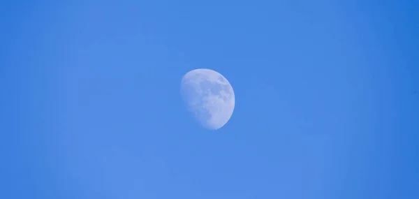 Mondsattelit Der Erde Und Strahlend Blauer Himmel — Stockfoto