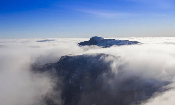 Ceahlau Montagne Avec Des Rayons Soleil Dans Paysage Hivernal Roumanie — Photo