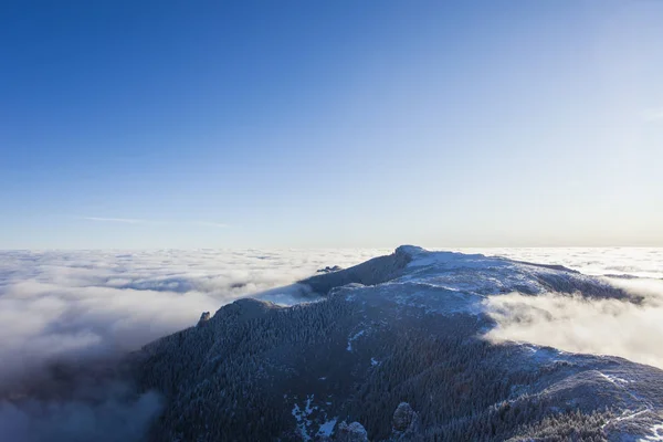 Гора Чаалау Солнечными Лучами Зимнем Ландшафте Румыния — стоковое фото