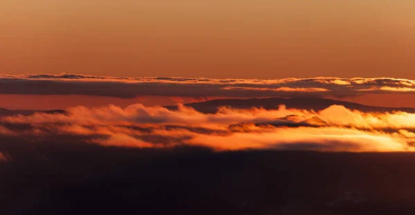 群山中的夕阳云 — 图库照片