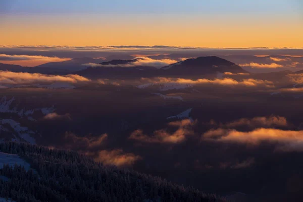 Zimní Západ Slunce Pohoří Ceahlau Rumunsko — Stock fotografie