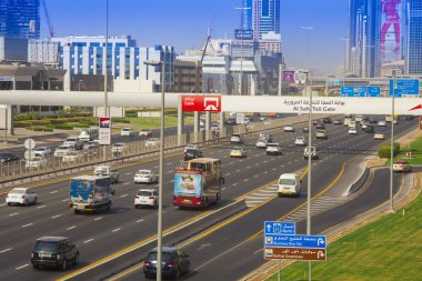 Dubai, BAE-Eylül 24 2018: trafiğe araba ile otoyol. Dubai şehri