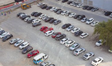 Dubai, BAE-Eylül 24 2018: Dubai 'de City Premiere Hotel arkasında otopark, BAE.