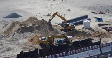 Dubai, Uae - 25 Eylül 2018: kumda inşaat alanı. Dubai şehri.