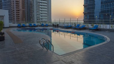 Dubai, Uae - 24 Eylül 2018: Binanın tepesinde yüzme havuzu, Dubai 'de günbatımı sahnesi, Birleşik Arap Emirlikleri.