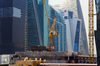 Dubai, Uae - 25 Eylül 2018: büyük vinç ve modern binalar, kavram endüstrisi