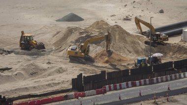 Dubai, Uae - 25 Eylül 2018: kumda inşaat alanı. Dubai şehri.