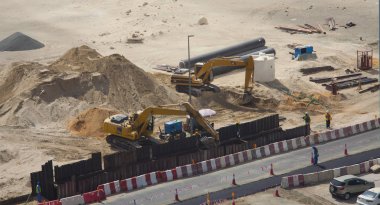 Dubai, Uae - 25 Eylül 2018: kumda inşaat alanı. Dubai şehri.