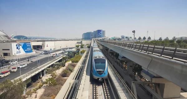 Dubai, Birleşik Arap Emirlikleri - 25 Eylül 2018: modern metro istasyonu, Dubai Uluslararası Havaalanı Şehir Manzaralı