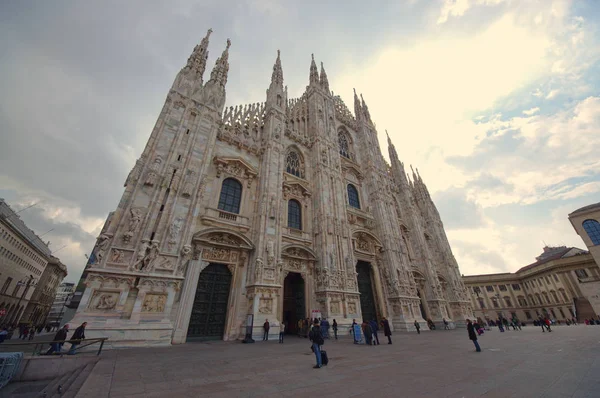 ミラノ イタリア 2012年3月19日 ミラノの有名なドーム イタリアの人々と大聖堂 — ストック写真