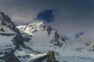 Gran Paradiso tepe ve İtalya, Aosta Vadisi Milli Parkı. yaz sahne
