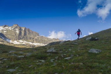 Adam Alp dağlarına tırmanıp koşuyor, Gran Paradiso. İtalya