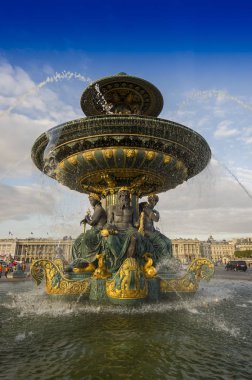 Bir çeşme ve Dikilitaş Concorde Meydanı (Place de la Concorde) Paris, Fransa