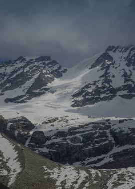 Dağdaki buzullar eriyor. Gran Paradiso, İtalya Alpleri