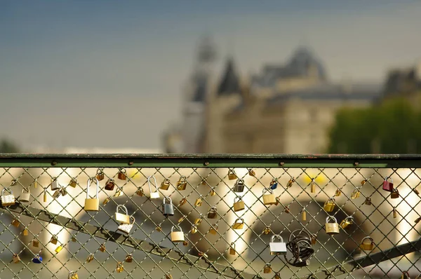 フランスのパリ市の橋の上の愛のロックや南京錠 — ストック写真