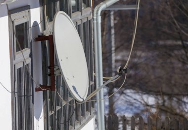 Eski evdeki TV için uydu televizyon anteniName