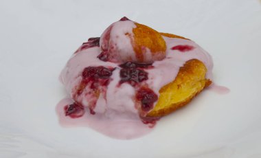 Romen peynirli çörekler yoğurt ve ahududu reçeli beyaz üzerine izole