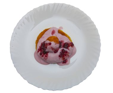 Romen peynirli çörekler yoğurt ve ahududu reçeli beyaz üzerine izole