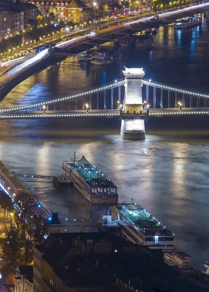 Chain Bridge Budapešti Maďarsko Noční Město Výletními Loděmi Pro Turisty — Stock fotografie