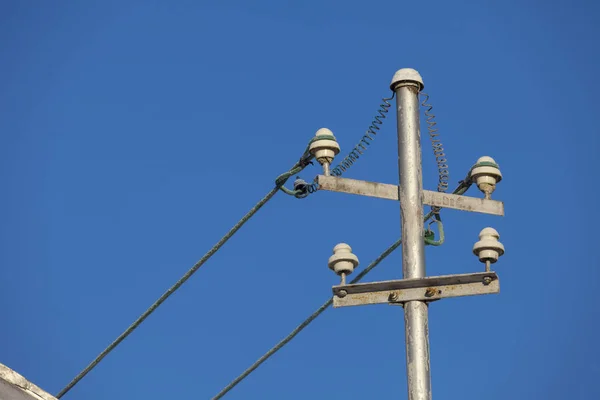 电线杆上电线的详细情况 蓝天背景 — 图库照片