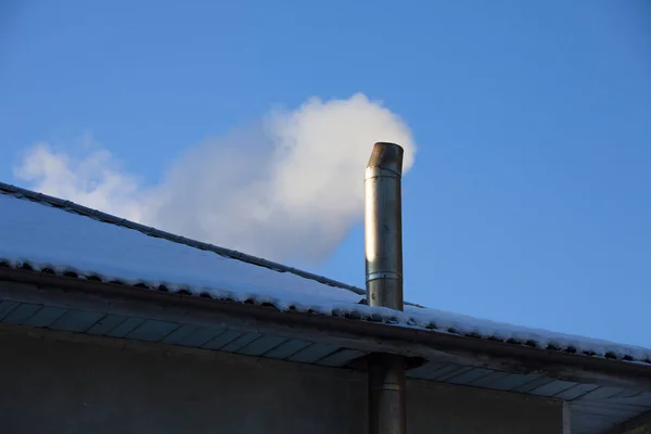 Casa Chimenea Con Humo Escena Invierno Cielo Azul Claro Fondo — Foto de Stock