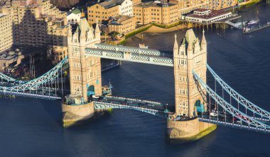 London city, Tower Bridge ve Thames Nehri ile havadan görünümü