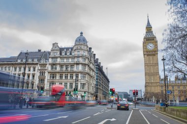 Big Ben 'in görüntüsü ve Londra' daki trafik, uzun pozlu fotoğraf