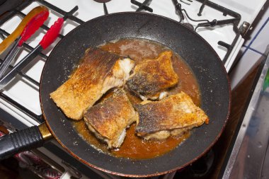 Domates soslu ve yağlı kızarmış balıklı tava..