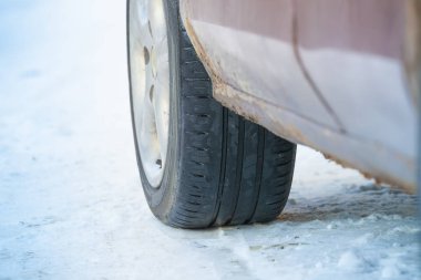 Yaz lastiği kış kar konsepti otomobil servisi