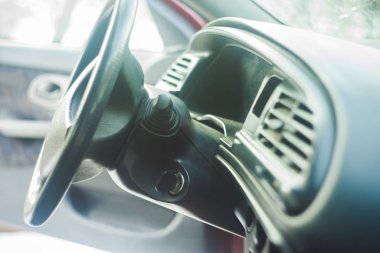 Eski arabanın içi, direksiyon ve torpido gözüne yakın.