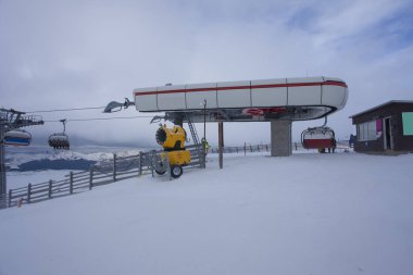 Bucegi dağında teleferik, kayak pisti.