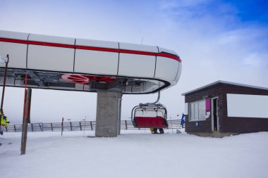 Kışın dağ manzaralı teleferik. Bucegi kayak yamacı, Romanya