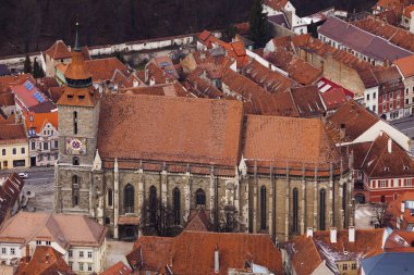 Brasov 'un eski şehri Transilvanya' daki Siyah Kilise. Romanya