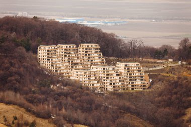 Bir tepede apartman binası. Gayrimenkul piyasası kavramı
