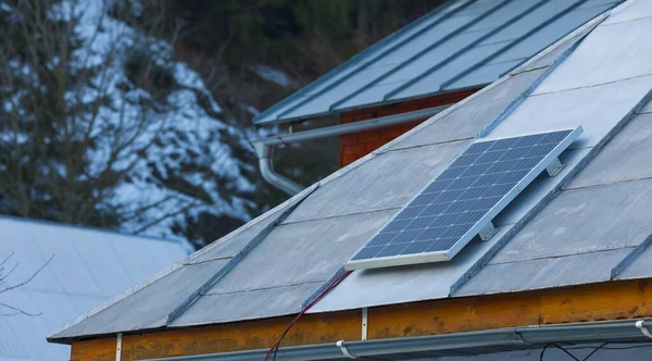 Painel Solar Fotovoltaico Para Eletricidade Casa Velha — Fotografia de Stock