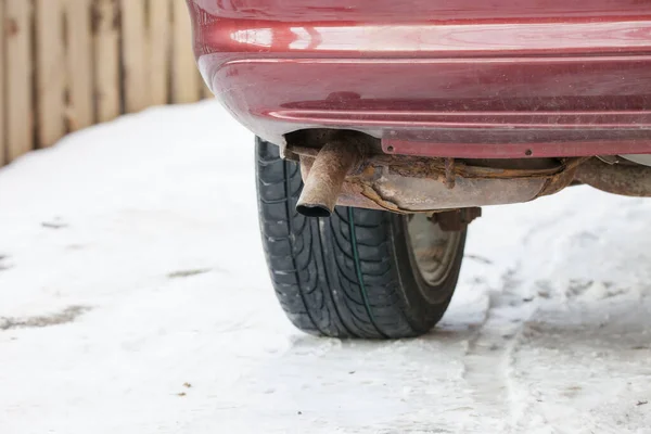 Close Van Oude Roestige Auto Uitlaat Auto Vervuiling Concept — Stockfoto