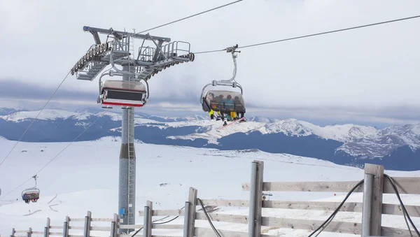 Télésiège Pour Piste Ski Avec Des Personnes Dans Montagne — Photo