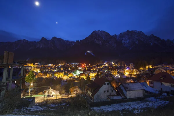 Busteni Stad Natten Rumänien — Stockfoto