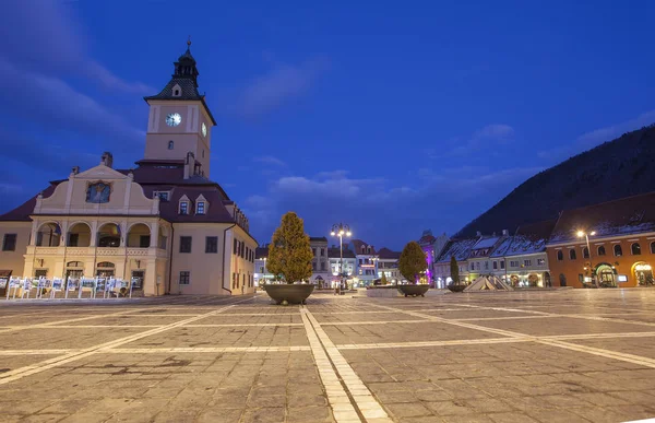 Miasto Brasov Nocy Główny Plac Rady Niebieskiej Godzinie Rumunia — Zdjęcie stockowe