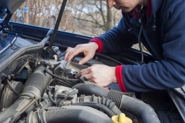 Steteskop ile araba motoru kontrolü, soyut otomobil hizmeti kavramı