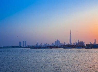 Dubai 'de günbatımı Kuşların uçuşuyla