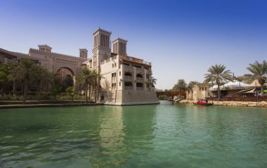 Dubai şehir manzaralı palmiye ağaçları ve eski rüzgar kuleleri