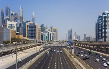 Dubai 'de geniş yol silueti, Birleşik Arap Emirlikleri
