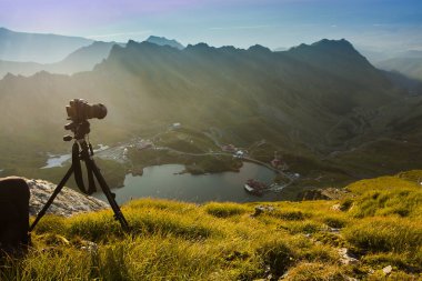 Fotoğraf makinesi doğa dağ manzarasında fotoğraf çekiyor. Fagaras, Romanya