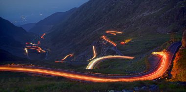 Gece trafiği olan Transfagarasan dağ yolu. Romanya