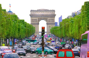 Fransa 'nın Paris şehrinde trafik sıkışık. Zafer Takı ve Şanzelize Bulvarı manzarası